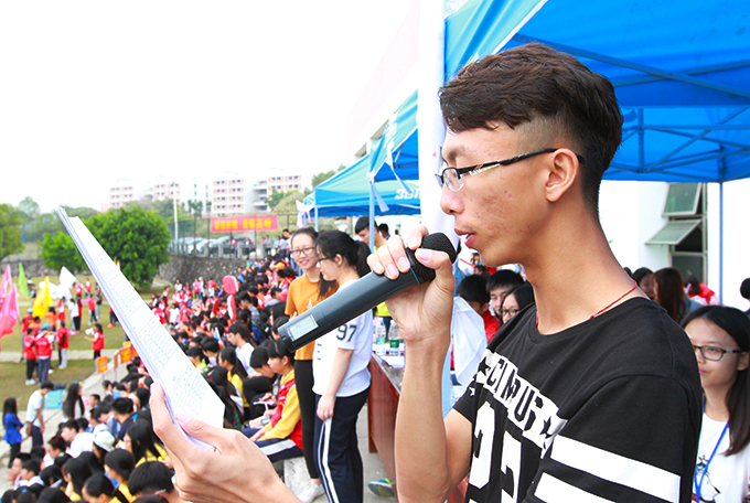 播音员公布比赛成绩