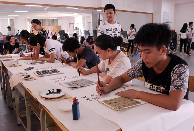 神情投入的比赛选手