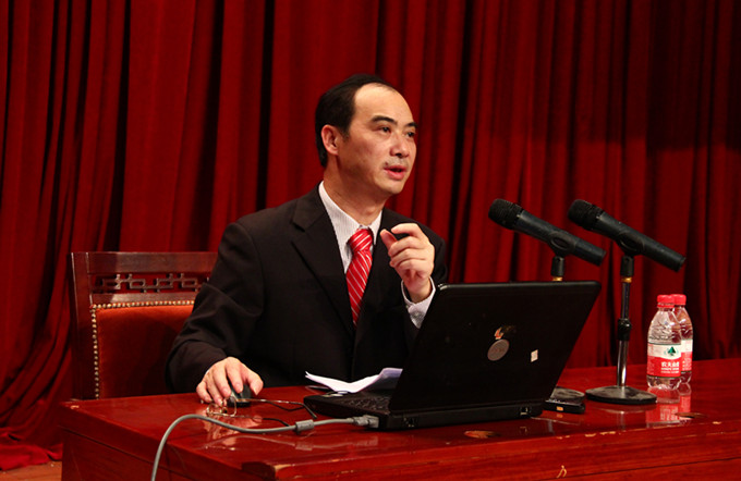 赖小景副校长作国旗知识专题讲座