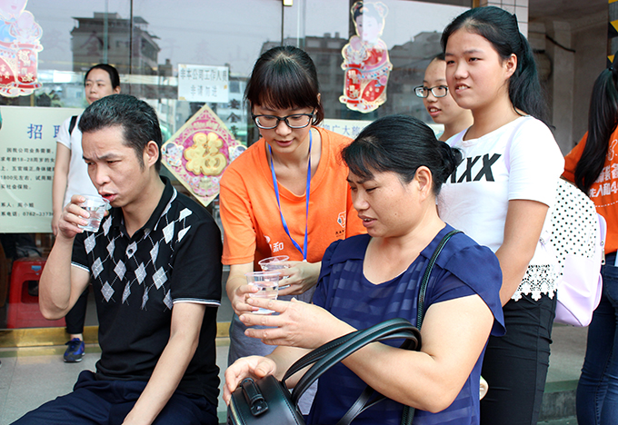 志愿者为家长送上茶水
