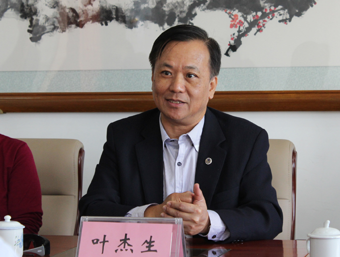 恳亲团团长叶杰生在会上发言