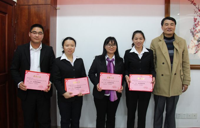 陈德清副校长为获奖者颁发荣誉证书