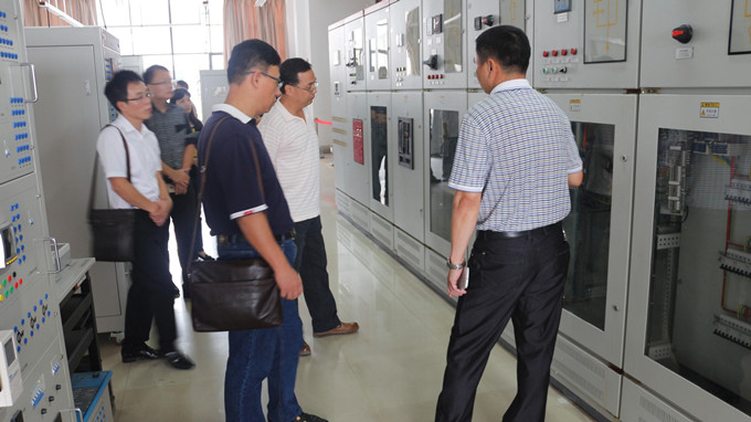 专家组对研究中心进行实地考察