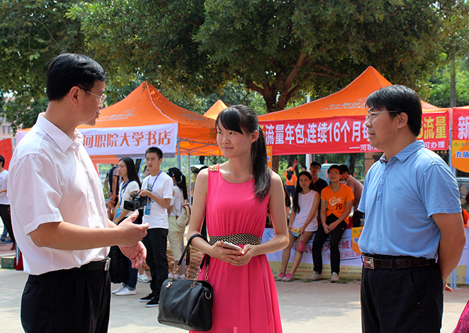 党委书记段邦贤、校长刘安华了解新生情况