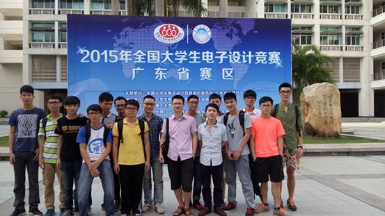 参赛学生和指导教师合影