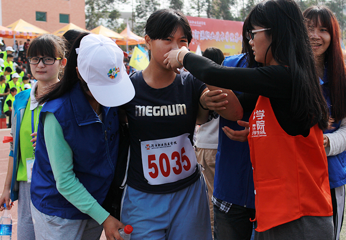 红色身影,暖心关怀