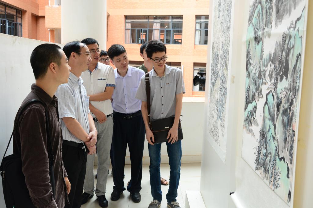 领导老师参观画展