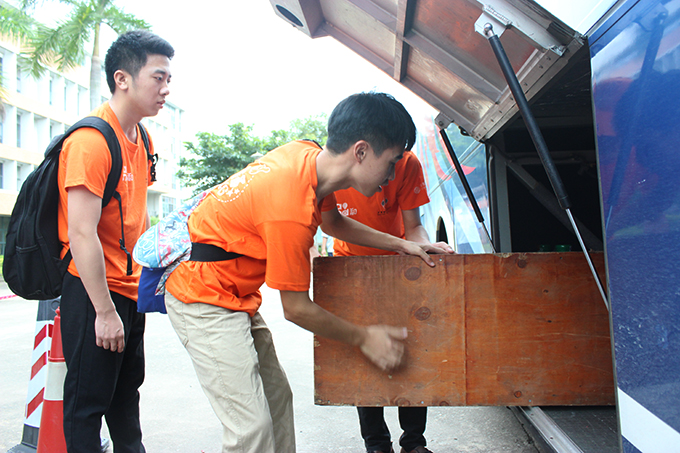 志愿者将物资装车