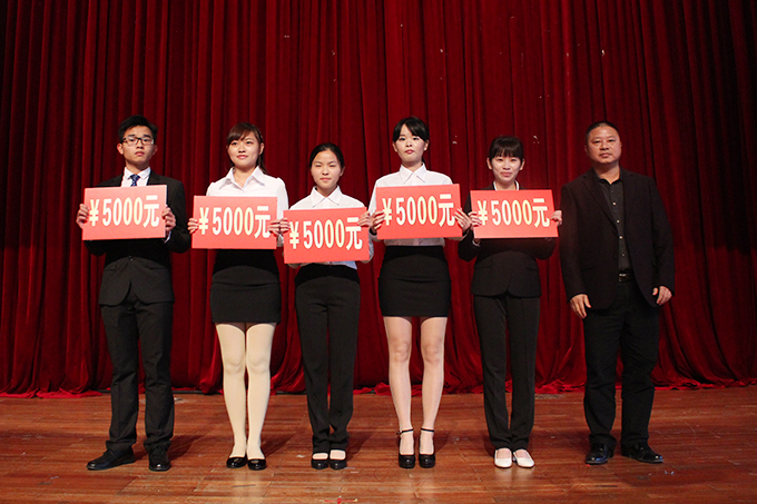 何智聪处长与获得国家励志奖学金的学生代表合影留念