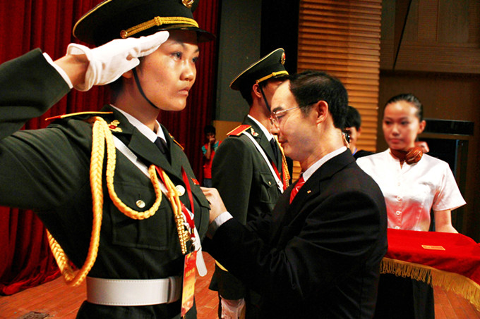 赖小景副校长为国旗护卫大队长、教导员、副大队长队授臂章