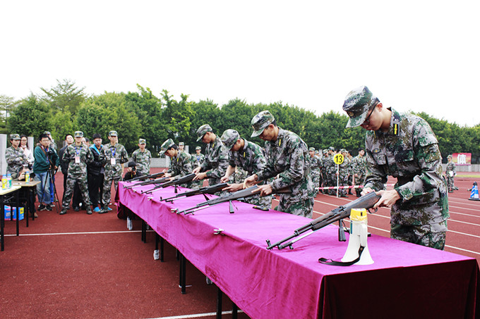 我校代表队队员在分解轻武器
