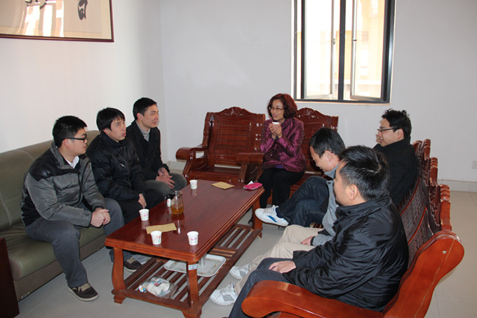 工会有关人员走访各二级工会慰问在岗困难教职工