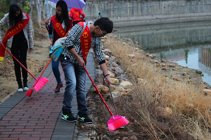 志愿者们也纷纷投入到卫生清洁活动中