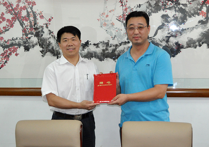 为新任委员颁发聘书