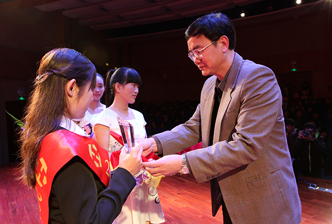 段邦贤书记为校园十星获得者颁奖