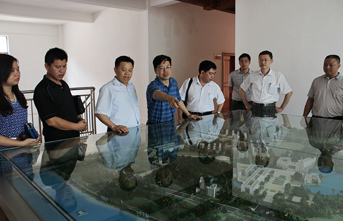 来访学院领导参观我校建筑模型
