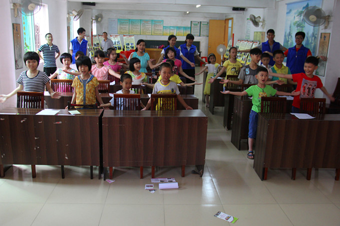 学生们都玩得很投入