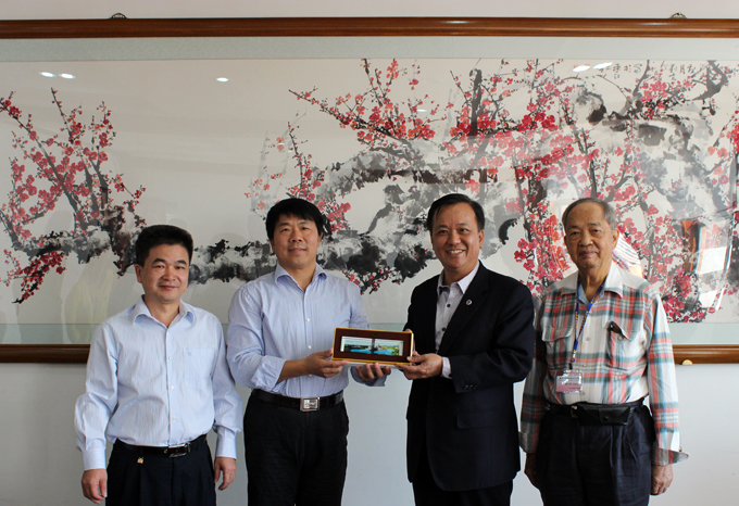 双方交换纪念品