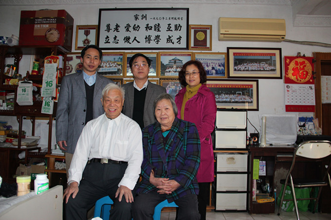 慰问人员与80多岁的离休干部何城明夫妇合影