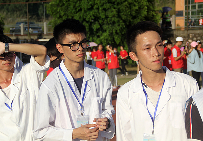 医护人员焦急地等待