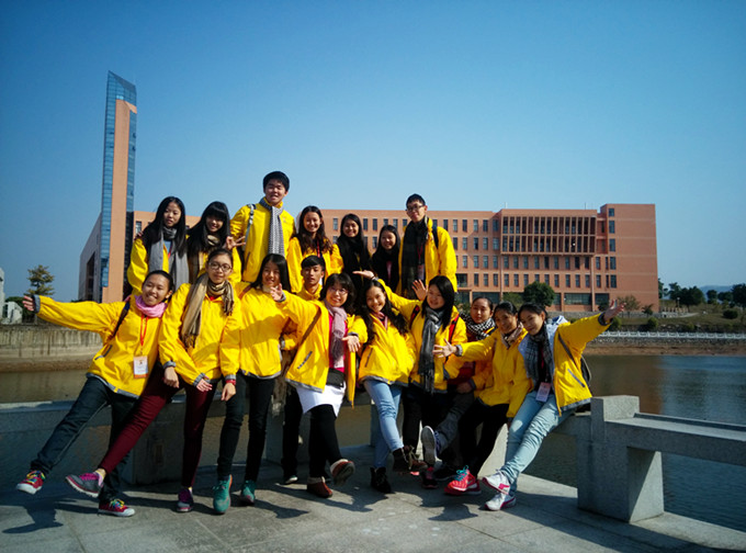 部分马来西亚华裔师生在汇翠湖留影