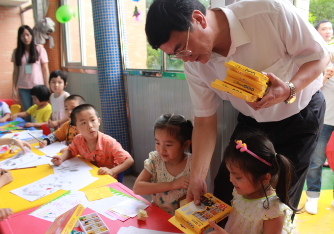 段书记给小朋友发“六一”礼物