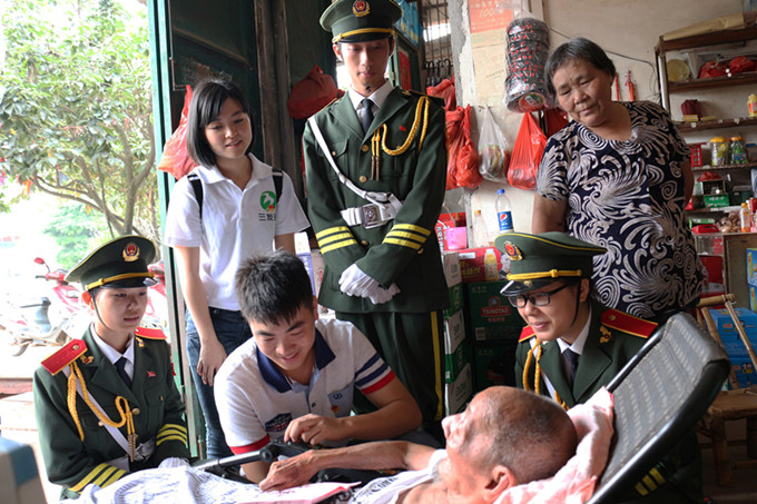 黄胜庸老战士与学生代表亲切交谈