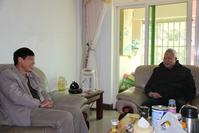 高仁泽书记和离休老干部陈德才谈心