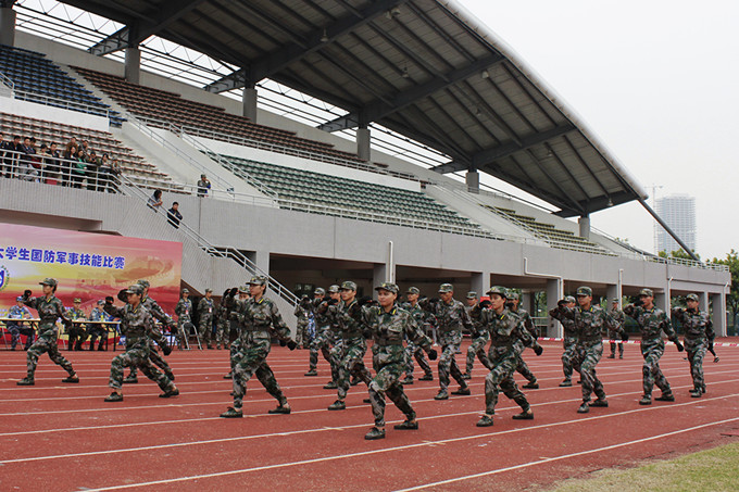 我校代表队表演军体拳