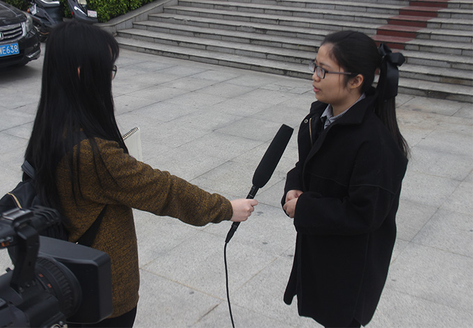 组织委员接受采访