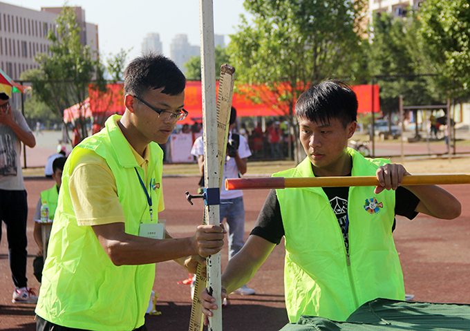 裁判员在精心计量高度