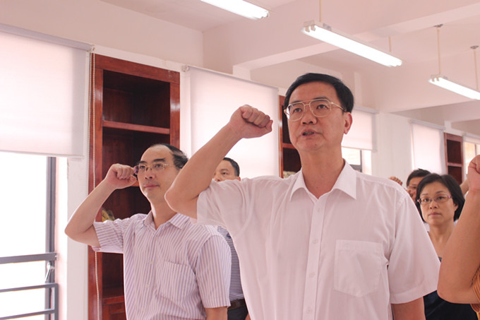 段邦贤书记带头领读入党誓词