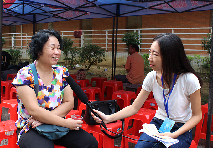 校电视台采访新生家长
