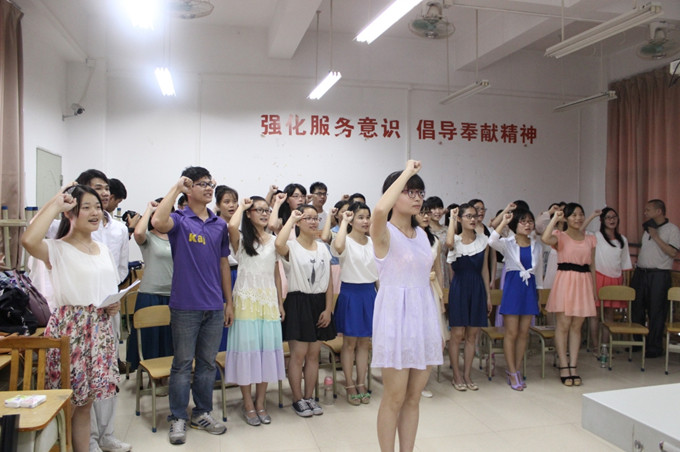 博罗二班全体同学在成人典礼上宣誓