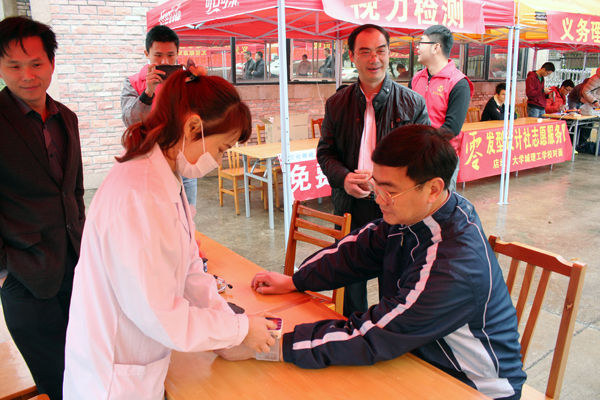 段邦贤书记接受义诊