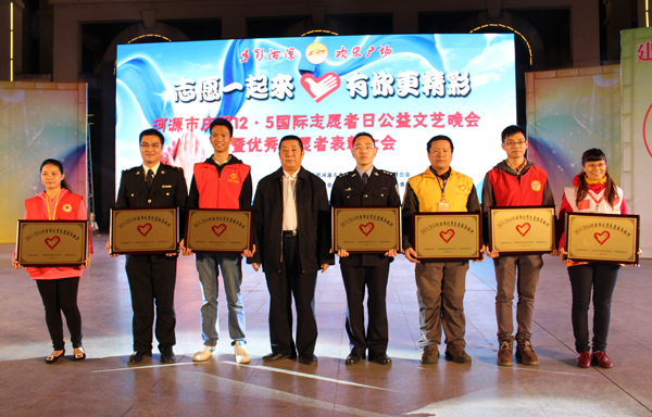 领导与获奖单位合影留念