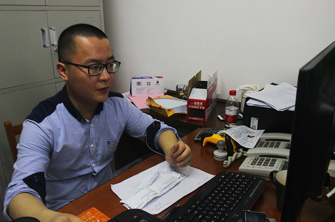 工作人员录入考生信息