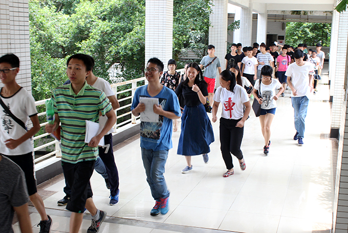 学生快速撤离教学楼