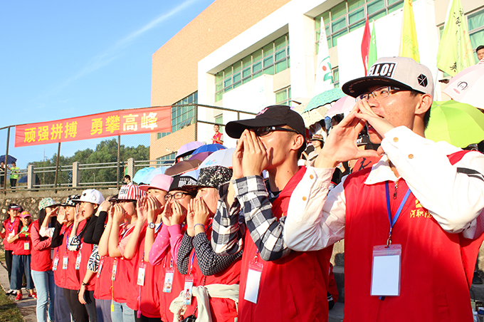 啦啦队在加油呐喊