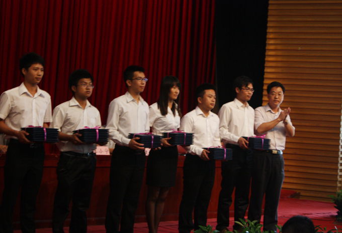 王小宁副校长为毕业生代表颁发毕业证书