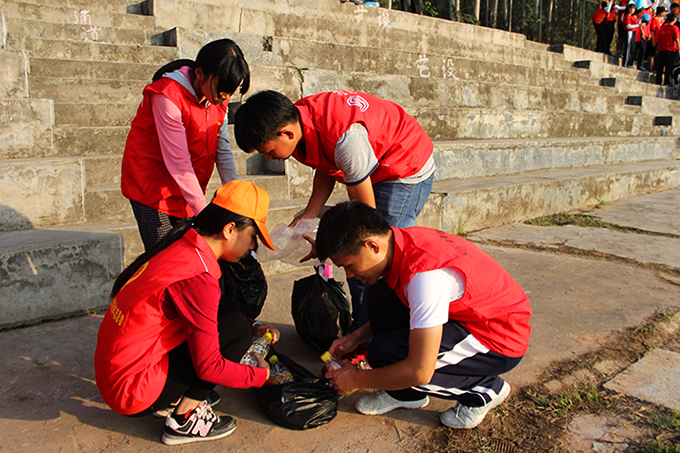 志愿者在做垃圾分类