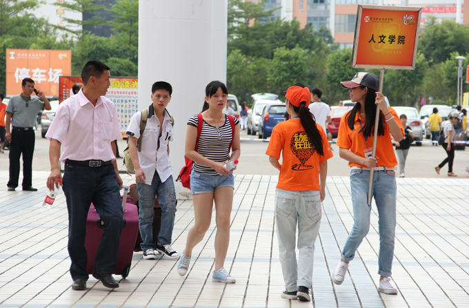 志愿者引导新生到迎新大本营注册