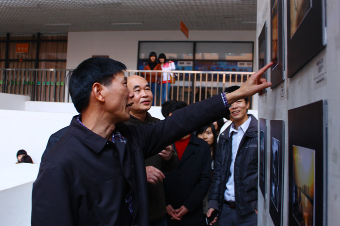 校党委书记高仁泽欣赏摄影作品 校党委书记高仁泽欣赏摄影作品