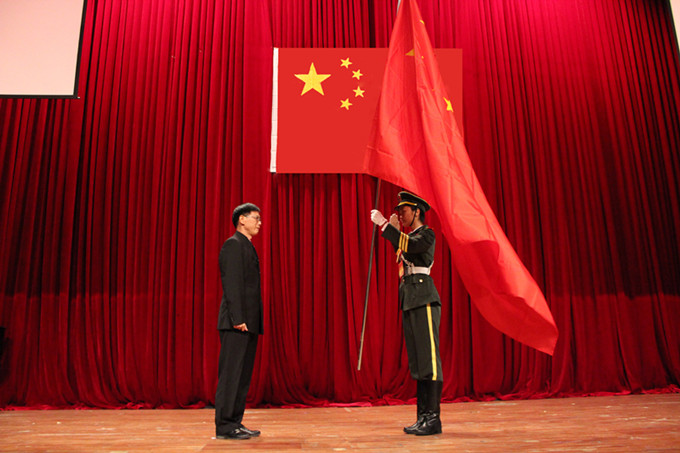 高仁泽书记为国旗护卫队大队长授旗