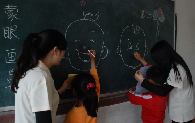 “小老师”与小朋友们一起玩游戏