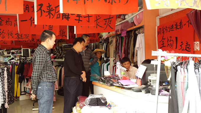 调研组与商户交谈