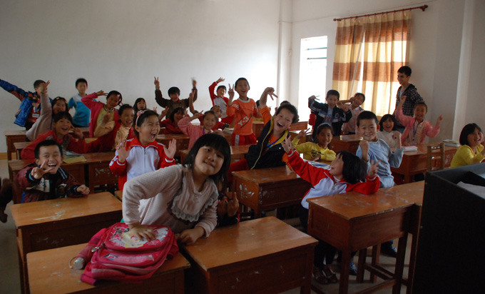 “七彩课堂 快乐支教”,支教志愿者的到来让小朋友们的课堂异常活跃