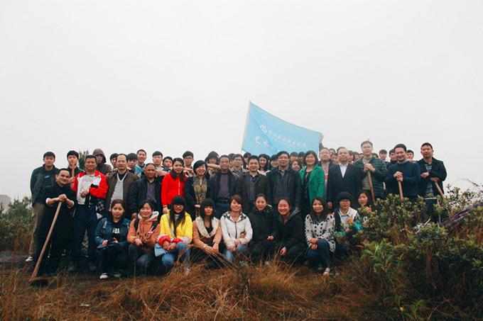 我校东门小山坡植树人员留影