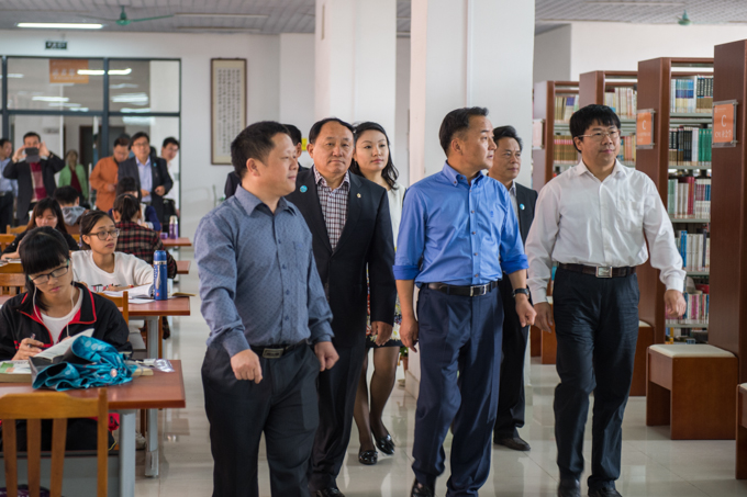 参观图书馆阅览室