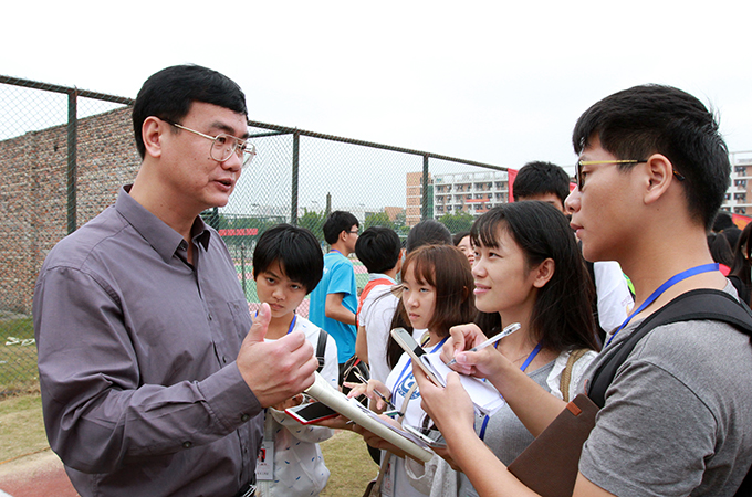 新闻工作者在采访